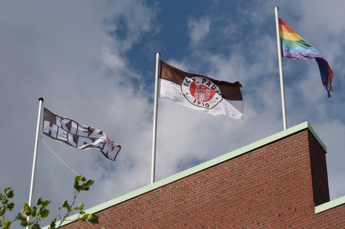 Über´m Millerntor weht die Regenbogenflagge